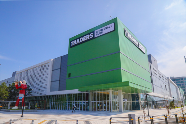 이마트는 5일 인천 남동구 구월동에 전국 최대 규모의 ‘트레이더스 홀 세일 클럽(이하 트레이더스)’ 구월점을 오픈한다. 트레이더스 구월점 외관. /이마트 제공