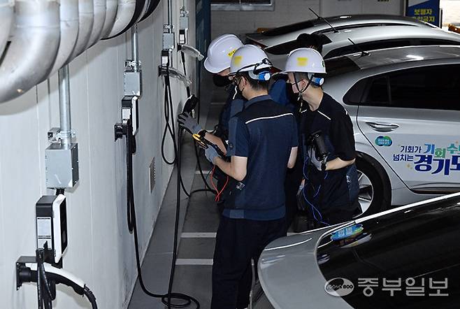 수원시 영통구 경기도청 지하주차장에서 관계자들이 전기차량 충전소 안전점검을 하고 있다. 김경민기자