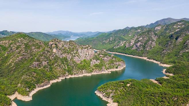 천혜의 자연경관과 지질자원을 품은 단양군이 가을 여행지로 인기를 모으고 있다. 사진은 구담봉. (단양군 제공)