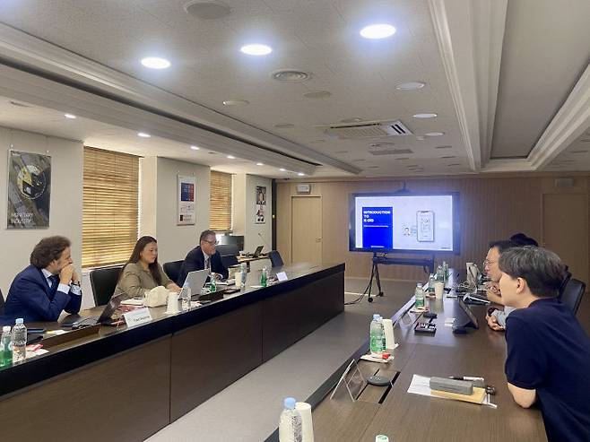 한국조폐공사와 SICPA 관계자들이 한국조폐공사 대전 본사에서 ICT 협력 방안을 논의하고 있다. 사진제공은 한국조폐공사