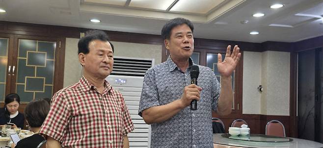 권흥주 회장이 김병한 대한미국 6.25 참전유공자회 회장을 소개하고 있다.