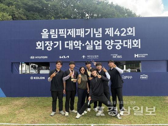 ▲ 울산 남구청 양궁팀이 제42회 전국 회장기 대학실업 양궁대회에서 우수한 성적을 거뒀다. (왼쪽부터)고보현(컴파운드), 황석민 선수(리커브), 황은희 감독, 양재원(컴파운드), 문균호(컴파운드), 김민범(리커브), 이선재 선수(리커브)가 기념사진을 촬영하고 있다. 울산 남구청 제공