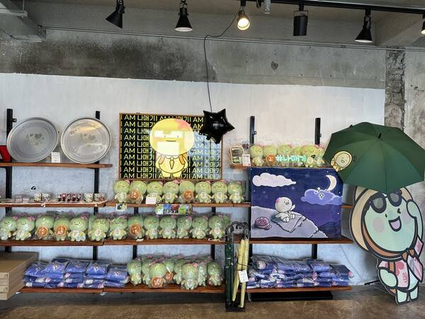 남해각에 마련된 나매기 굿즈 판매 부스 /이영호 기자