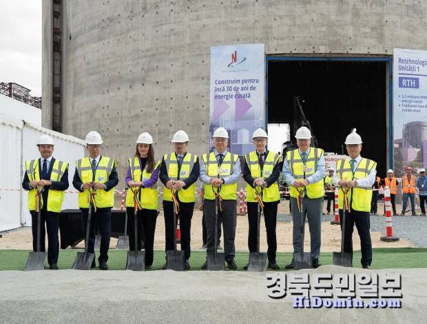 한수원 관계자들이 지난 3일(현지시간) 루마니아 체르나보다 원전 설비개선사업 착공식 후 기념촬영을 하고 있다. 사진=한수원 제공