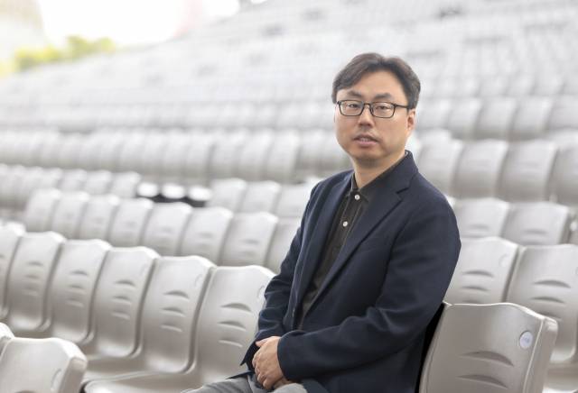 정한석 BIFF 집행위원장이 지난 2일 부산 해운대구 영화의전당 야외극장에서 <부산일보>와 인터뷰에 앞서 사진을 찍고 있다. 정대현 기자 jhyun@