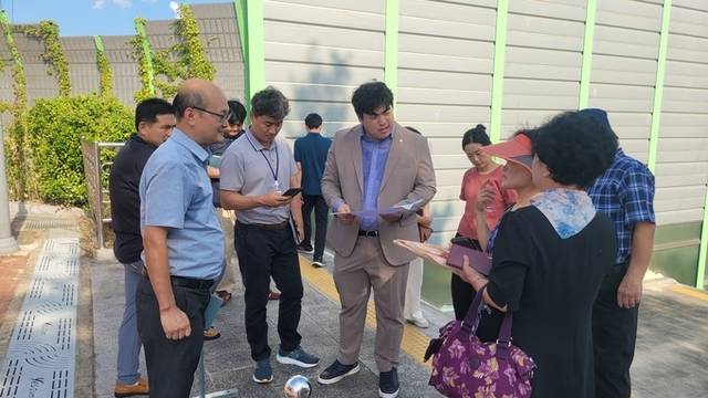 ▲ 김정도 구미시의원이 3일 박정희체육관 실외기 소음으로 인해 고통을 받고있다는 현장주민의 의견을 청취하고있다. 이봉한기자