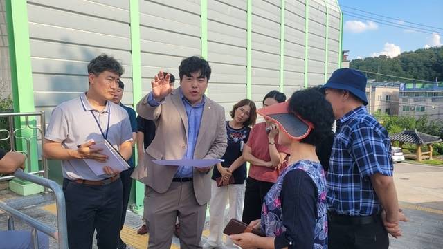 ▲ 김정도 구미시의원이 지난 3일 박정희체육관 냉난방기 실외기 소음으로 피해를 입고있다는 주민들을 만나 의견을 청취후 개선방안에 대해 설명을 하고있다. 이봉한기자