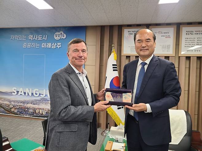 강영석(오른쪽) 상주시장이 3일 상주시청을 방문하 릭 루베 그룹14 CEO에세 특산품 명주 스카프를 전달하고 있다. <상주시 제공>