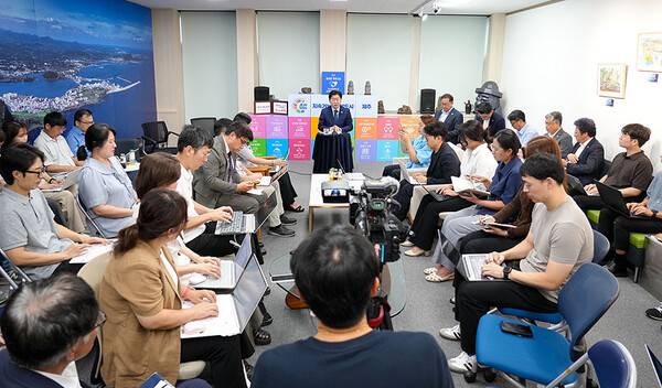 4일 출입기자단과 간담회를 하고 있는 오영훈 제주도지사.