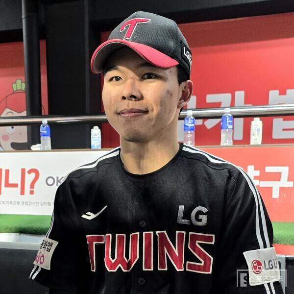 LG 문성주가 4일 수원 KT전에서 역전 만루홈런을 터트린 뒤 취재진과 만나 인터뷰를 하고 있다. (사진=스포츠춘추 황혜정 기자)