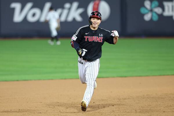 LG 문성주가 만루홈런을 때려낸 뒤 환호하고 있다. (사진=LG 트윈스)