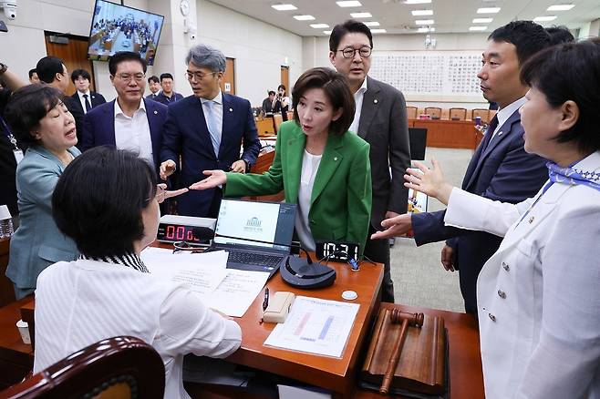 나경원 의원 등 국민의힘 법제사법위원회 위원들이 2일 오전 서울 여의도 국회에서 열린 법제사법위원회(법사위) 전체회의에서 검찰 개혁 공청회 계획의 건 의결을 두고 추미애 위원장에게 항의하고 있다. (사진/뉴스1)