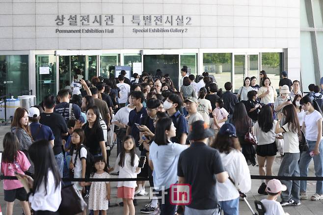 서울 용산구 국립중앙박물관 전시실 앞 광장이 입장을 대기하는 시민들로 북적이고 있다.(사진=이데일리DB)