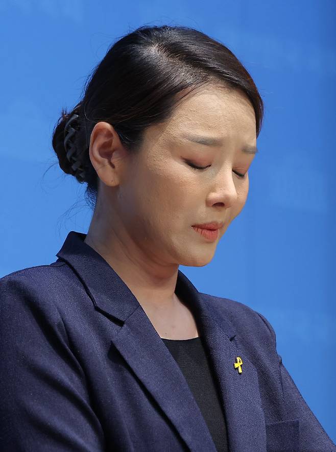 조국혁신당 강미정 대변인이 4일 서울 여의도 국회 소통관에서 당내 성비위 의혹과 관련한 탈당 기자회견을 하고 있다. (사진=연합뉴스)