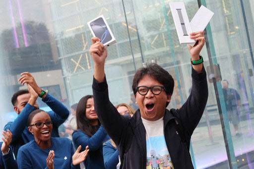 새로운 아이폰16을 가장 먼저 구매한 고객이 2024년 9월 20일 뉴욕시에서 열린 신제품 출시일에 5번가 애플 스토어를 나서며 환호하고 있다. (사진=AFP)