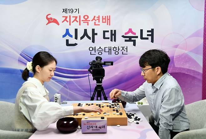 김은지 9단과 목진석 9단이 국후 복기를 하고 있다.(사진 한국기원 제공)