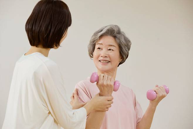 꾸준한 운동을 통해 최대 산소 섭취량과 근육량을 높게 유지하면 건강 수명을 늘리는 데 큰 도움이 된다. [사진=클립아트코리아]