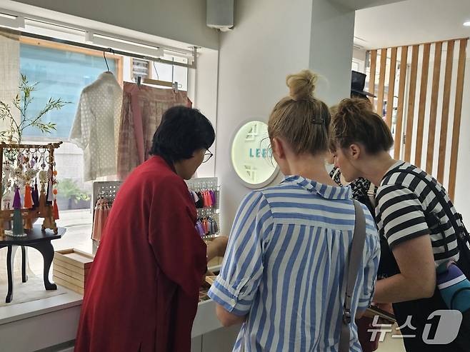 1일 서울 종로구 인사동의 모던 한복 브랜드 '리슬'을 방문한 미국인 관광객들이 노리개 만들기 체험을 위해 부자재를 고르고 있다. 2025.09.01/뉴스1 ⓒ News1 유채연 기자