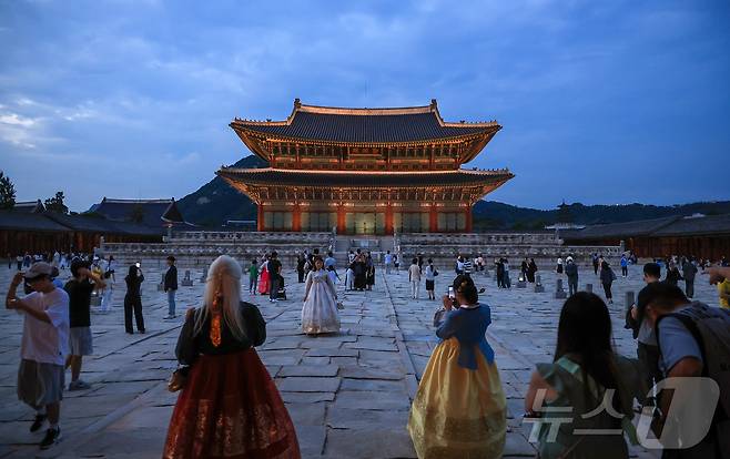 경복궁 야간 관람이 시작된 3일 오후 서울 종로구 경복궁을 찾은 시민들이 궐내를 둘러보고 있다. 국가유산청 궁능유적본부 경복궁관리소는 이날부터 오는 28일까지 '2025년 하반기 경복궁 야간관람'을 운영한다고 밝혔다. 운영시간은 오후 7시부터 9시 30분까지다. 2025.9.3/뉴스1 ⓒ News1 김진환 기자