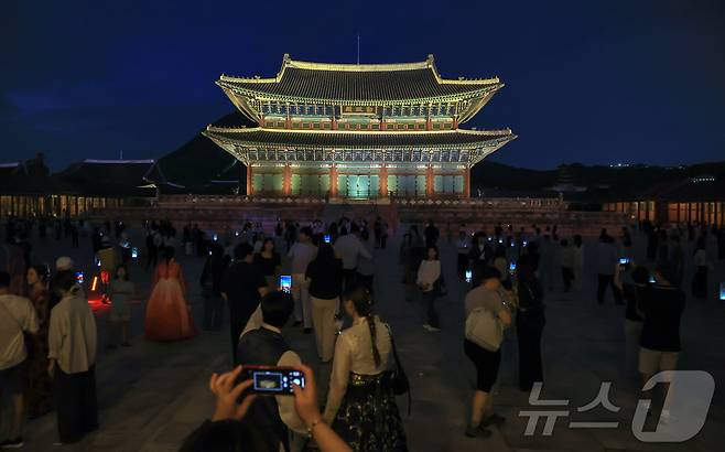경복궁 야간 관람이 시작된 3일 오후 서울 종로구 경복궁을 찾은 시민들이 궐내를 둘러보고 있다.  2025.9.3/뉴스1 ⓒ News1 김진환 기자
