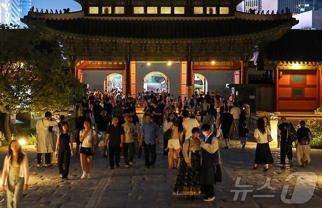 경복궁 야간 관람이 시작된 3일 오후 서울 종로구 경복궁을 찾은 시민들이 궐내를 둘러보고 있다.  2025.9.3/뉴스1 ⓒ News1 김진환 기자