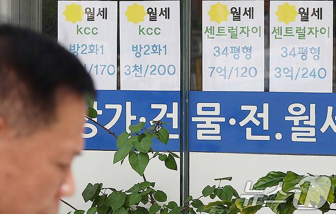 서울 시내 한 부동산에 붙어있는 월세 안내문. (자료사진)/뉴스1 ⓒ News1 김진환 기자