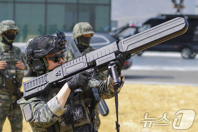 휴대용 소형 드론대응체계(안티드론건) 실사격 훈련 장면. (해병대1사단제공, 제판매 및 DB 금지) 2025.4.11/뉴스1 ⓒ News1 최창호 기자