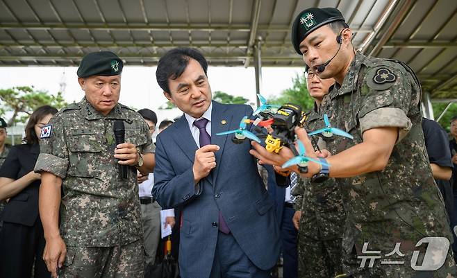4일 육군 36사단을 찾은 안규백 국방부 장관이 36사 관계관으로부터 교육용 소형드론에 대한 설명을 듣고 있다. (국방부 제공)
