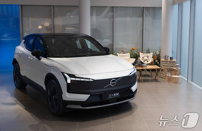 볼보자동차코리아가 4일 서울 용산 전시장에서 미디어를 대상으로 공개한 'EX30CC'의 모습. 소형 순수 전기 스포츠유틸리티차(SUV) 'EX30'을 크로스컨트리(CC)로 재해석하면서 승차감과 주행 성능을 높인 게 특징이다. 사진 속 모델의 외장 색상은 크리스탈 화이트다(볼보차코리아 제공). 2025.09.04.