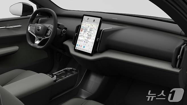 볼보자동차코리아가 4일 서울 용산 전시장에서 미디어를 대상으로 공개한 'EX30CC'의 모습. 소형 순수 전기 스포츠유틸리티차(SUV) 'EX30'을 크로스컨트리(CC)로 재해석하면서 승차감과 주행 성능을 높인 게 특징이다. 2025.09.04.