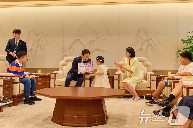 이재명 대통령이 4일 서울 용산 대통령실 청사에서 열린 어린이 초청 행사에서 참석자에게 사인이 담긴 책을 선물하고 있다. (대통령실 제공. 재판매 및 DB 금지) 2025.9.4/뉴스1 ⓒ News1 허경 기자