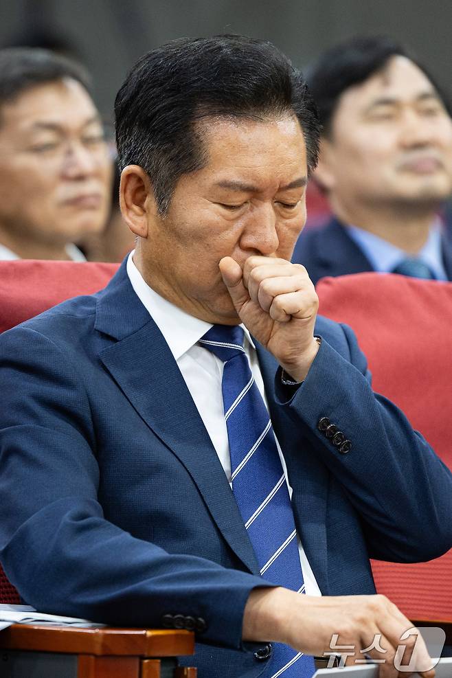 정청래 더불어민주당 대표가 4일 서울 여의도 국회 의원회관에서 열린 동해안권 물 부족 문제 해결을 위한 정책토론회에서 헛기침을 하고 있다. 2025.9.4/뉴스1 ⓒ News1 유승관 기자