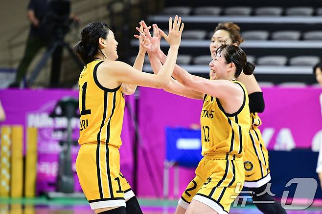 청주 KB 강이슬(왼쪽). (WKBL 제공)