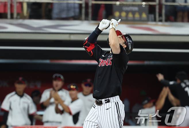 4일 오후 경기 수원시 장안구 KT위즈파크에서 열린 '2025 신한 SOL 뱅크 KBO리그' LG 트윈스와 KT 위즈의 경기, 8회초 1사 만루 LG 문성주가 만루 홈런을 치고 홈으로 향하고 있다. 2025.9.4/뉴스1 ⓒ News1 김영운 기자