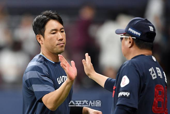 롯데 김태형 감독(오른쪽)이 1일 고척스카이돔에서 열린 2025 KBO리그 키움과 경기 에서 5-0으로 승리하며 3연승을 거둔 뒤 전준우와 하이파이브를 나누고 있다. 고척 | 박진업 기자 upandup@sportsseoul.com