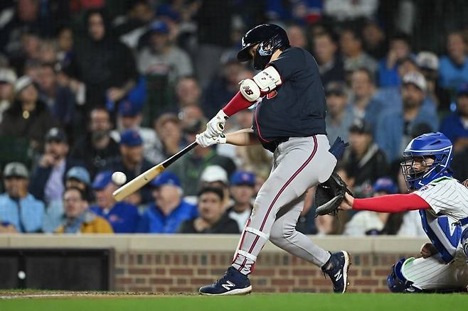 김하성이 4일(한국시간) 리글리필드에서 열린 시카고 컵스와 원정경기에서 7회초 역전 결승 3점 홈런을 터뜨리고 있다. 사진 | AFP 연합뉴스