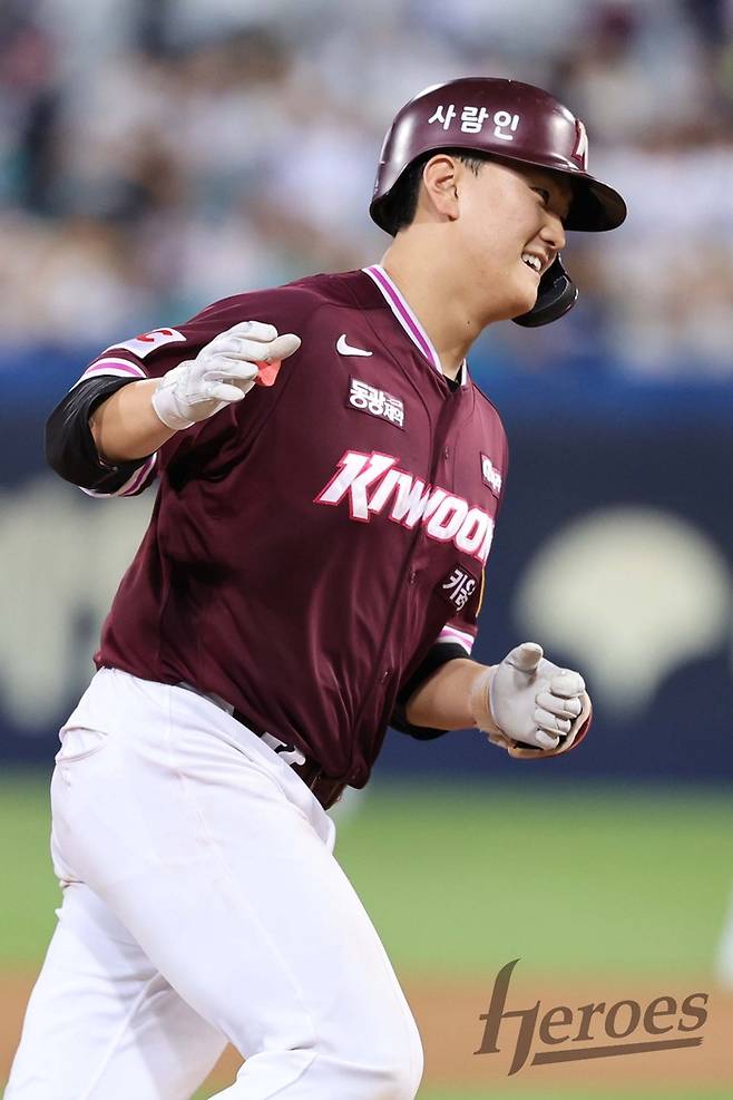 키움 김건희가 3일 대구삼성라이온즈파크에서 열린 2025 KBO리그 삼성전에서 홈런을 친 뒤 베이스롤 돌고 있다. 사진 | 키움 히어로즈