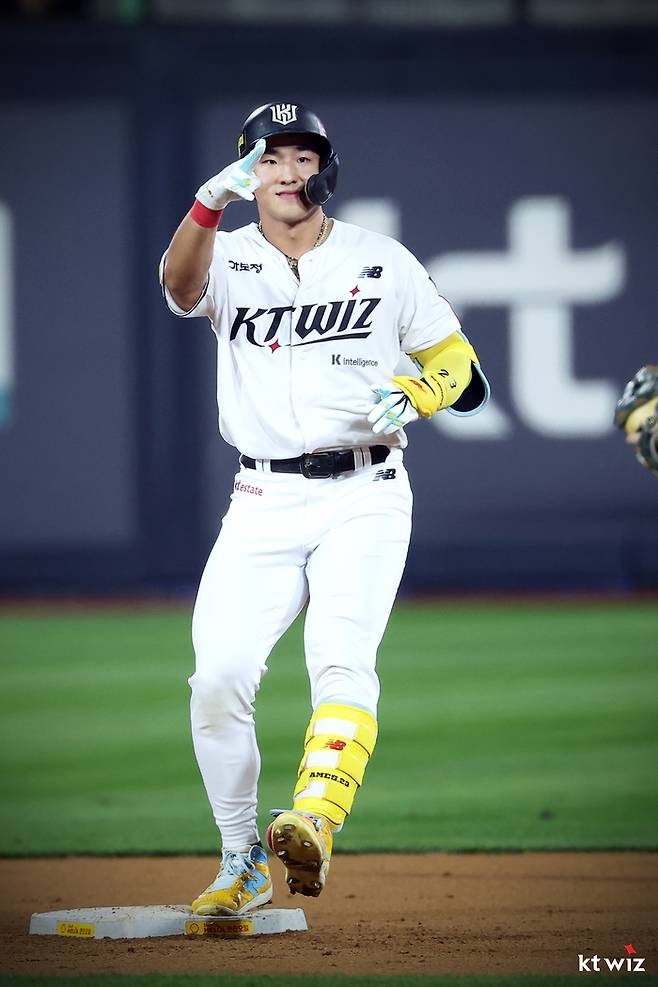 KT 안현민이 3일 수원케이티위즈파크에서 열린 2025 KBO리그 정규시즌 롯데전에서 적시타를 친후 세리머니를 하고 있다. 사진 | KT 위즈