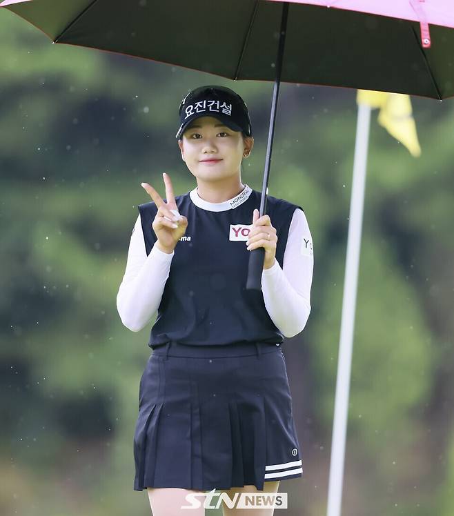 4일 경기도 이천시에 위치한 블랙스톤 이천(파 72)에서 한국여자프로골프(KLPGA) 투어 KB금융 챔피언십 1라운드 공동 2위로 마친 노승희가 카메라를 향해 포즈를 취하고 있다. /사진(이천)=손진현 기자