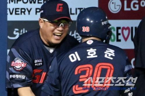 21일 잠실야구장에서 열린 롯데와 LG의 경기, 4회초 이호준이 솔로홈런을 치고 김태형 감독의 환영을 받고 있다. 잠실=허상욱 기자wook@sportschosun.com/2025.08.21/