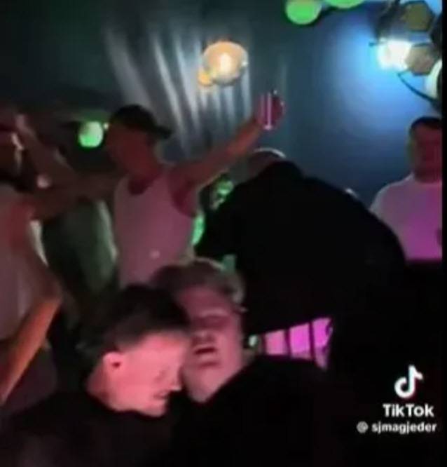 스웨덴의 한 아이리쉬펍에서 음주와 유흥을 즐기는 그릴리쉬. 더선 기사캡쳐