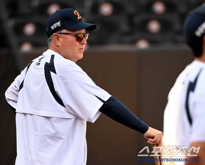 2일 대전 한화생명볼파크에서 열린 KIA와 한화의 경기, 한화 김경문 감독이 훈련을 지켜보고 있다. 대전=허상욱 기자wook@sportschosun.com/2025.09.02/