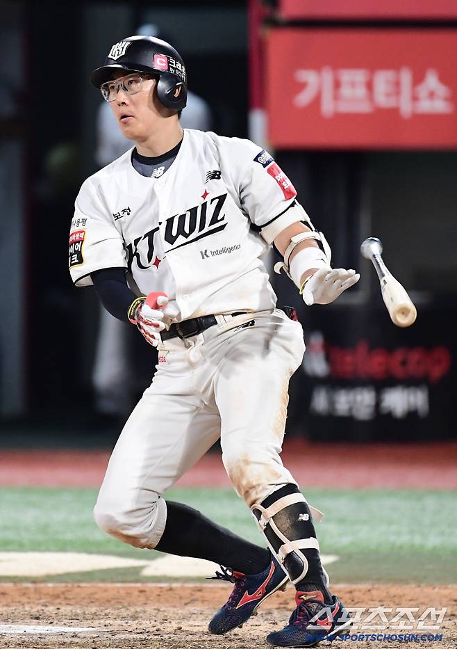 3일 수원 케이티위즈파크에서 열린 KT와 롯데의 경기. 9회말 1사 1루. 안타를 치고 출루한 KT 허경민. 수원=송정헌 기자songs@sportschosun.com/2025.09.03/