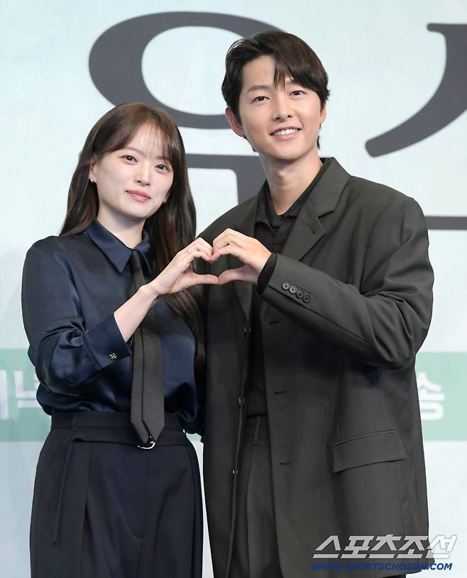 4일 오후 서울 구로구 더링크호텔에서 드라마 '마이 유스' 제작발표회가 열렸다. 송중기와 천우희가 포즈 취하고 있다. 



송중기, 천우희 주련의 '마이 유스'는 남들보다 늦게 평범한 삶을 시작한 남자와 첫사랑의 평온을 깨뜨려야 하는 여자의 감성 로맨스를 그린 작품이다. 이상엽 감독과 박시현 작가 작품으로 5일 밤 첫 방송된다. 정재근 기자 cjg@sportschosun.com/2025.9.4/