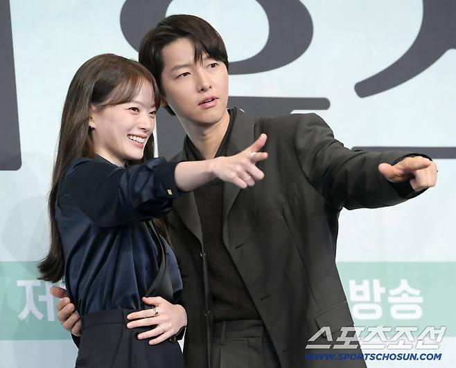 다정 다감한 송중기의 오른 팔.