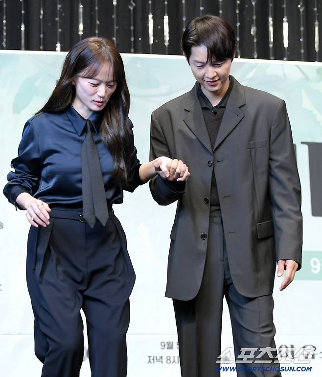 계단 내려올 때도 손 꼭 잡아준 송중기