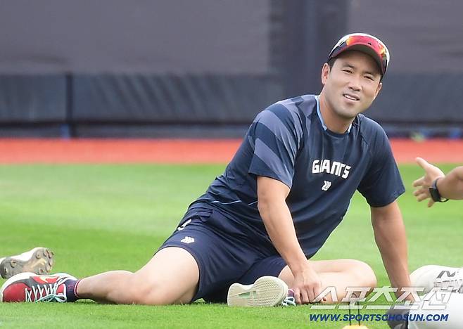 3일 수원 케이티위즈파크에서 열리는 KT와 롯데의 경기. 동료들과 함께 몸을 풀고 있는 롯데 전준우. 수원=송정헌 기자songs@sportschosun.com/2025.09.03/