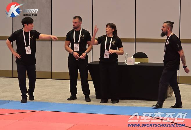 현장에서 심판들과 소통하고 있는 양서우 심판위원장. 사진제공=대한MMA총협회