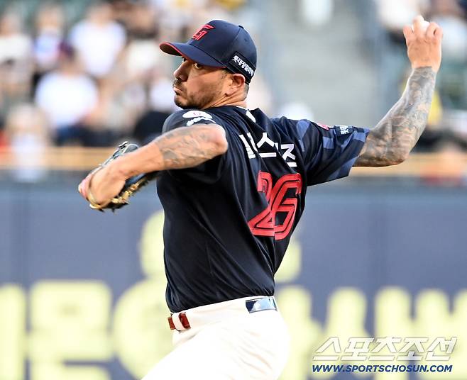 19일 잠실야구장에서 열린 롯데와 LG의 경기, 롯데 선발투수 벨라스케즈가 역투하고 있다.잠실=허상욱 기자wook@sportschosun.comm/2025.08.19/