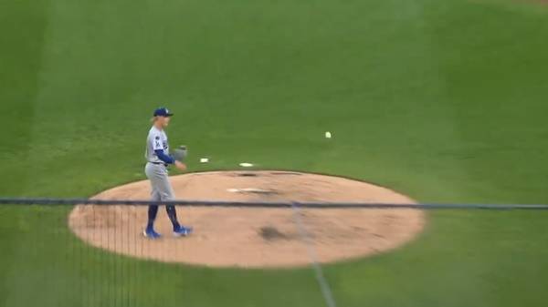 새 공을 기념구로 속이며 피츠버그 벤치를 향해 던지는 에밋 시언. ⓒ인터넷 커뮤니티 에펨코리아